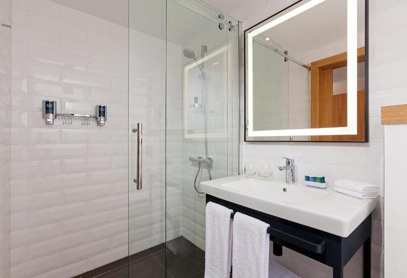 Deluxe Room King Size Bed, Four Points By Sheraton Warsaw Mokotow