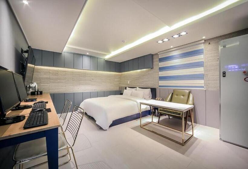 سوئیت با وان آب گرم, Cheese Hotel Seomyeon