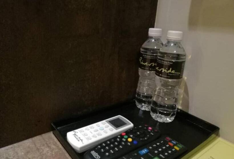 اتاق لوکس, Riverside Boutique