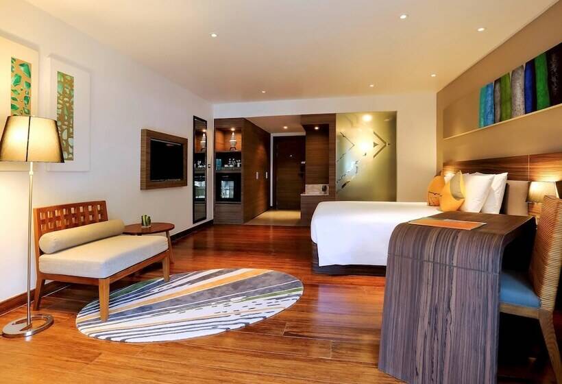 带大床的豪华间, Holiday Inn Resort Phuket Karon Beach, An Ihg