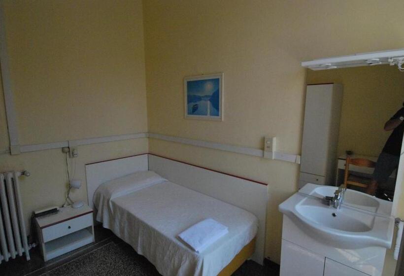 Quarto Estandar Individual Banheiro Compartilhado, Albergo La Vela