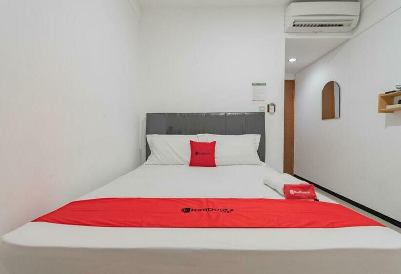 Номер Deluxe, Reddoorz Syariah Near Regol Park Bandung