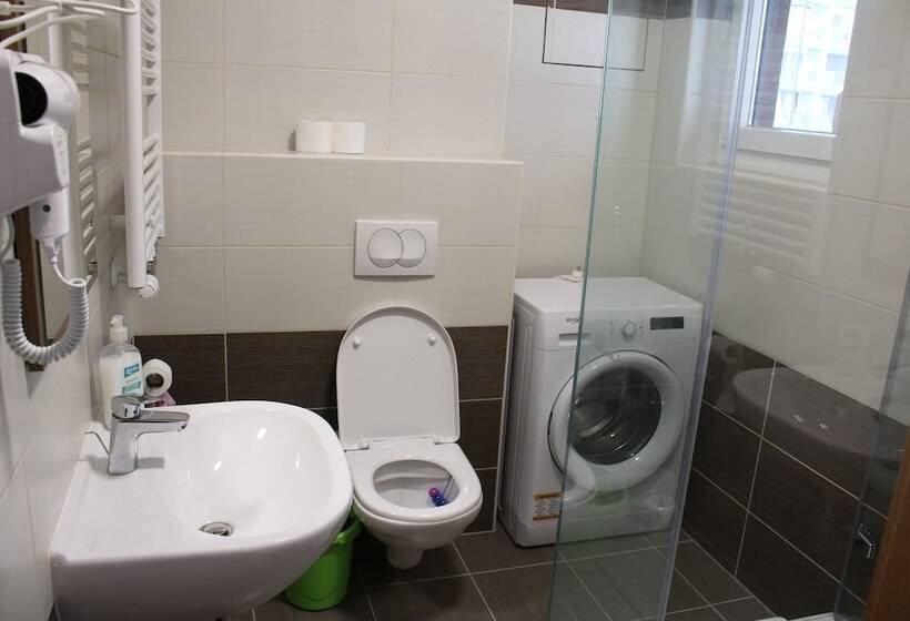 Escritório Estándar, Corvin Holiday Apartments