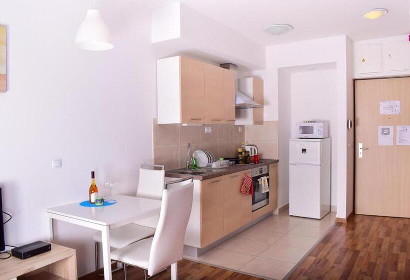 Escritório Estándar, Corvin Holiday Apartments