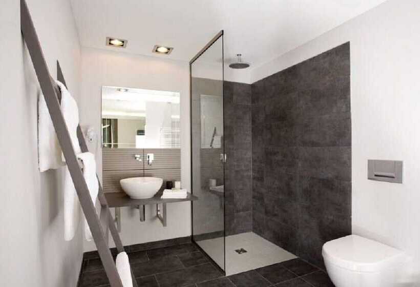 Quarto Familiar, Pension Mariposa