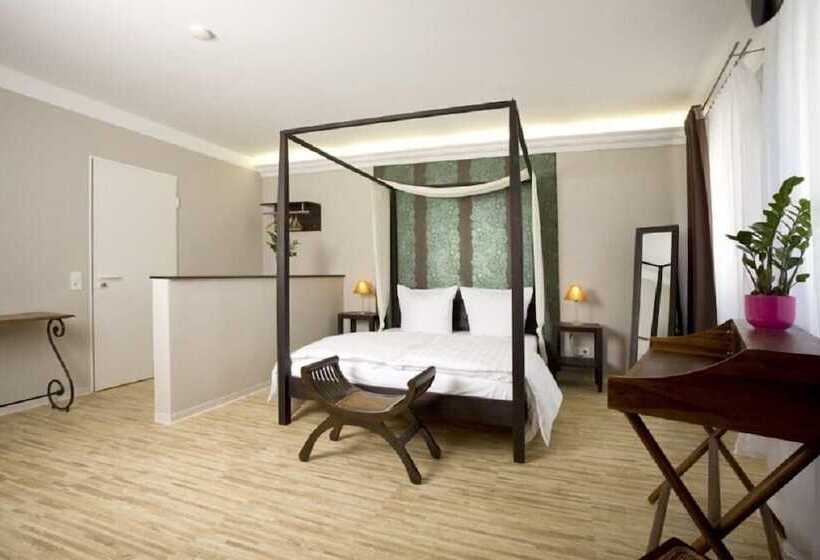 Quarto Familiar, Pension Mariposa