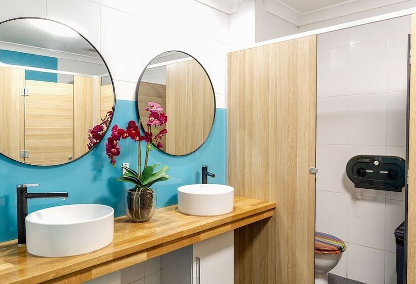 공용 욕실 구비 공동 객실 내의 침대, Mad Monkey Hostel Coogee Beach