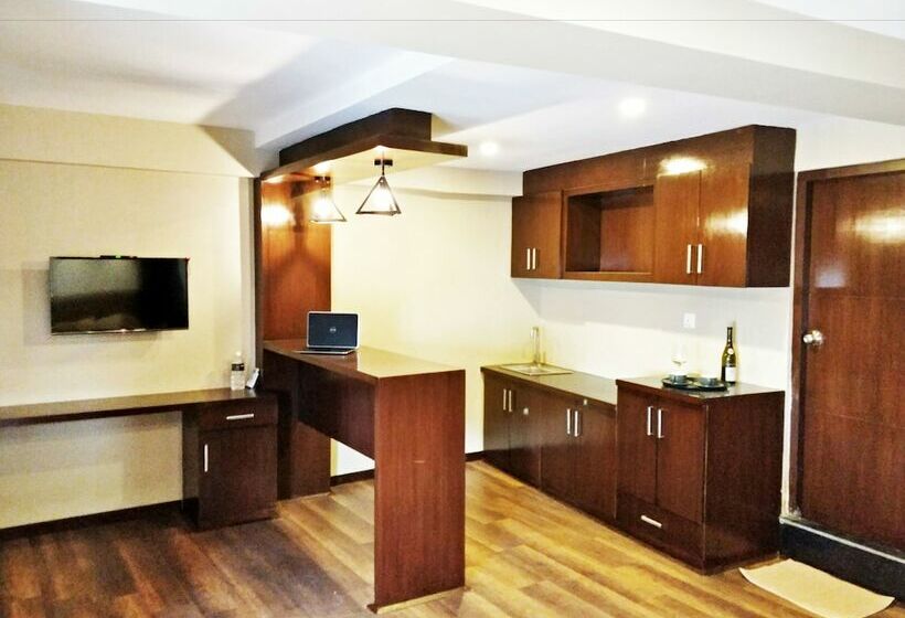 استودیوی لوکس, Quay Apartments Thamel