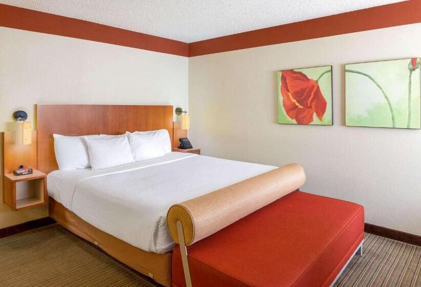 Deluxe Suite met Kingsize Bed, Spark By Hilton Savannah Midtown