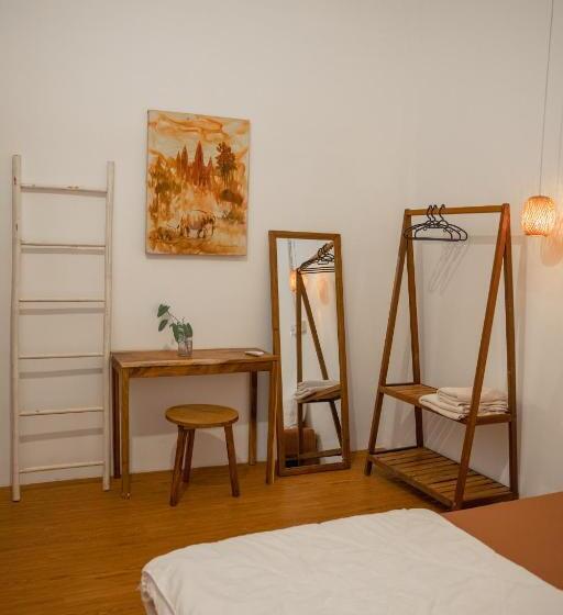 חדר אקונומי, Sacred Lotus   Vegan Café X Hostel