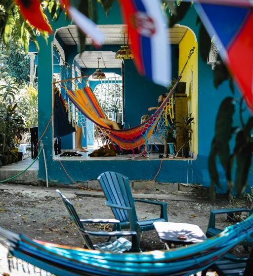 سرير فى غرفة مشتركه, Hostal & Café Travelers