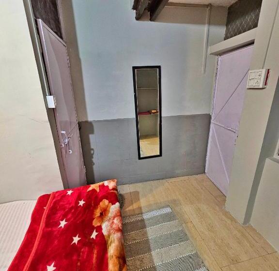 基本间, Varah Square Guest House