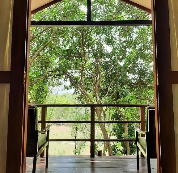 带阳台的豪华间, Elephant Lodge