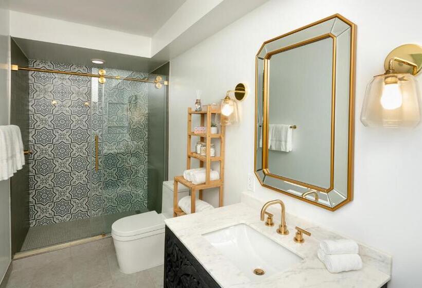 استودیوی لوکس, Cardiff By The Sea Lodge