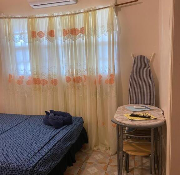 اتاق لوکس, Beverley's Guest House, Nevis