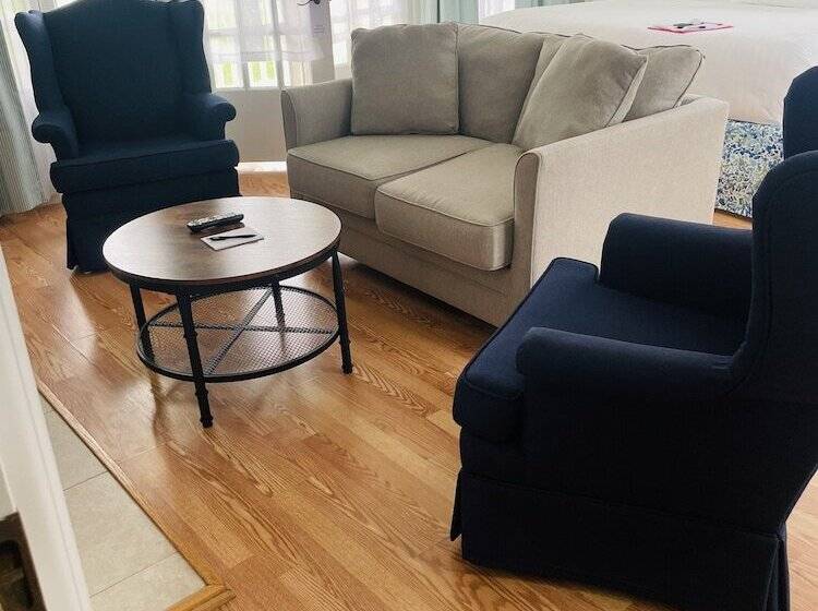 Номер Basic, Colonial Inn Harbor Springs