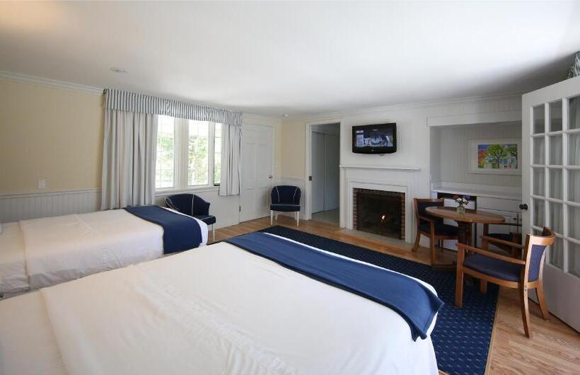Номер Стандарт, Colonial Inn Harbor Springs