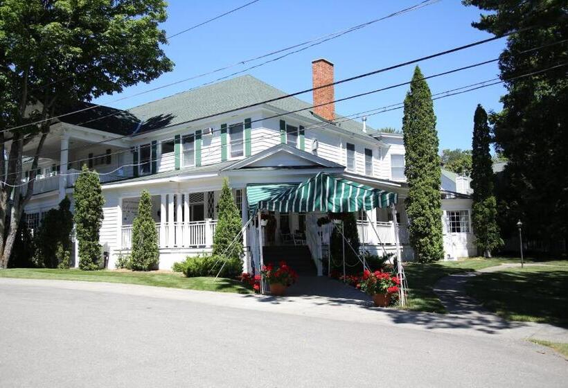 Номер Superior, Colonial Inn Harbor Springs