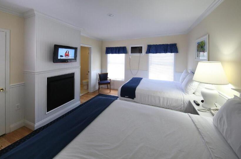 Номер Basic, Colonial Inn Harbor Springs