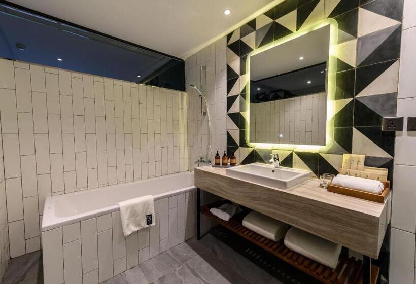 Номер Deluxe Вид на Бассейн, Baitong Hotel & Resort Phnom Penh