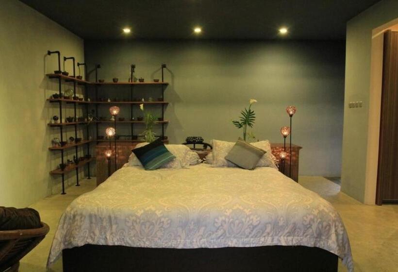 Президентский Люкс, Ruth's Bed & Breakfast
