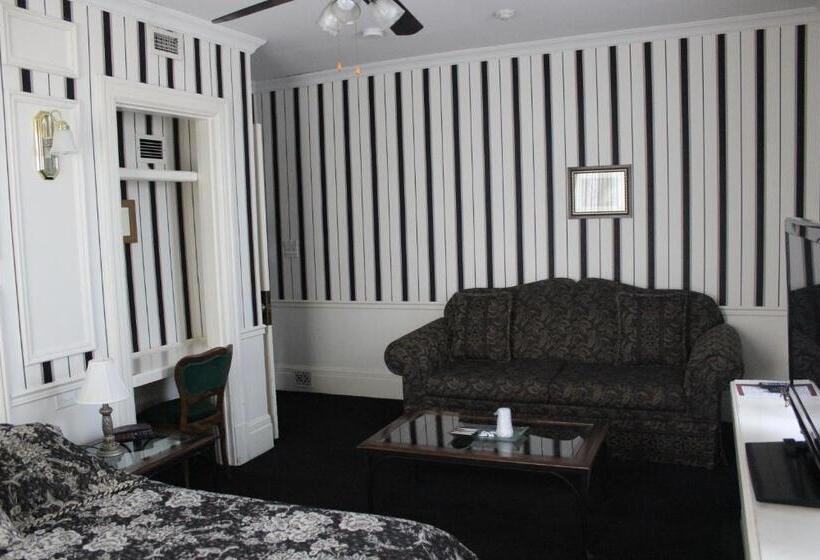 Suite with lake view, The King George Inn