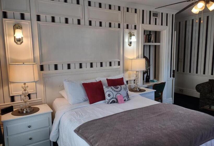 Suite with lake view, The King George Inn