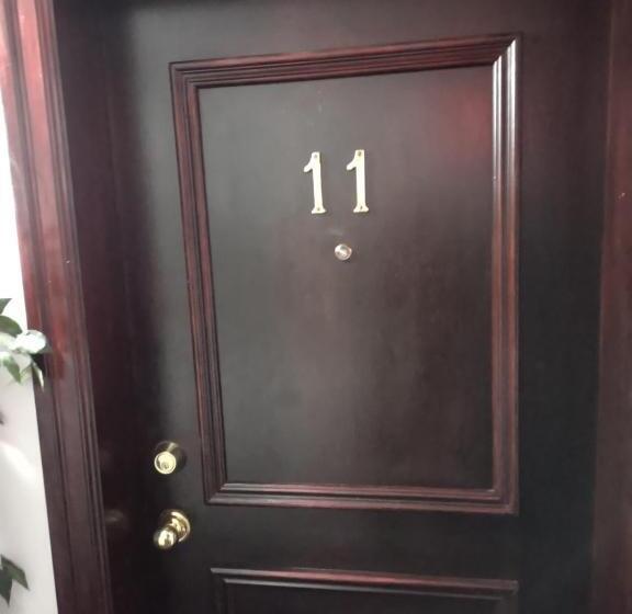 经典四人房间, The King George Inn