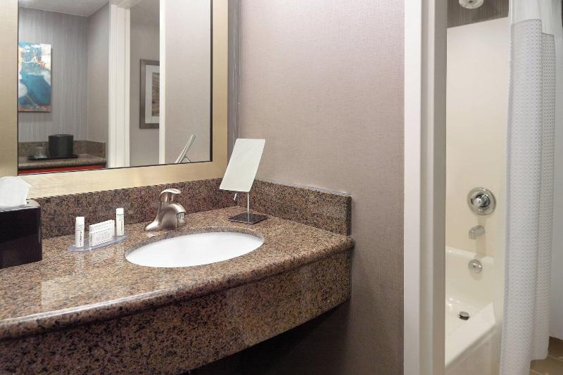 חדר סטנדרט עם מיטת קינג, Courtyard By Marriott Atlanta Buckhead