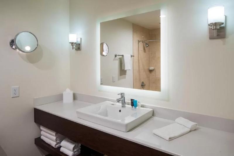 Standard-invahuone King-vuode, Crowne Plaza Springfield Convention Center, An Ihg