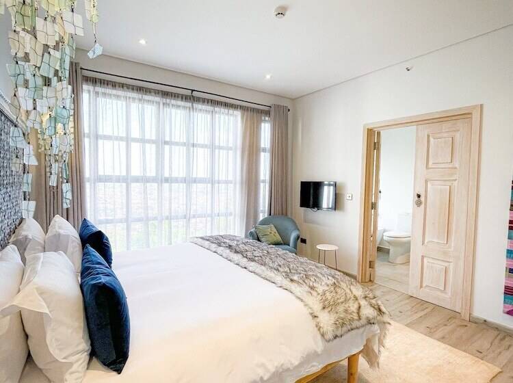 Superior Room, Latitude 0 Degrees