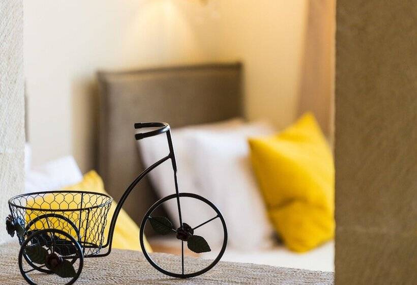 Suite cu Vedere la Piscină, Phaedra Suites