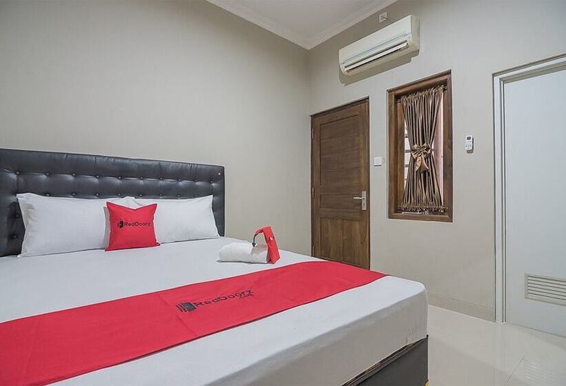 Номер Deluxe, Reddoorz Near Ambarukmo Yogyakarta 2