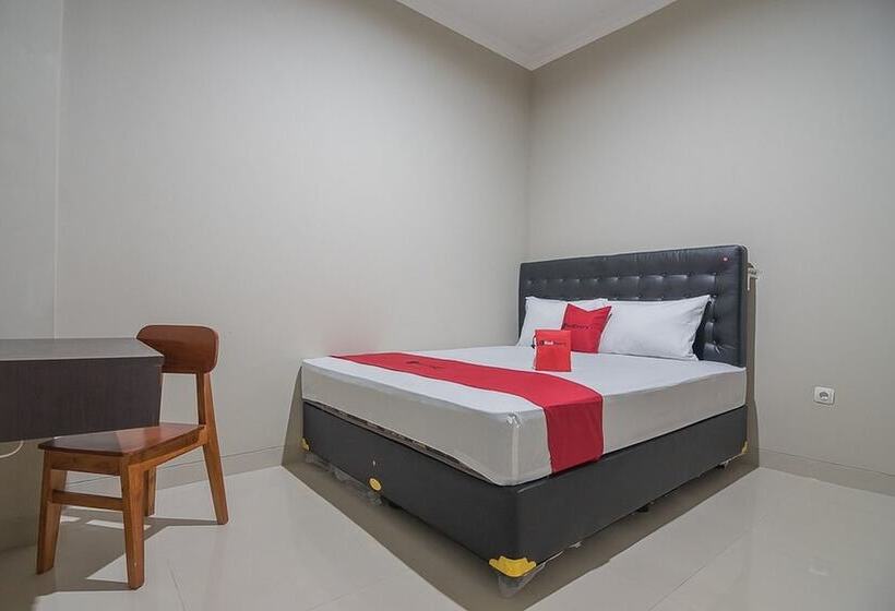 Номер Deluxe, Reddoorz Near Ambarukmo Yogyakarta 2