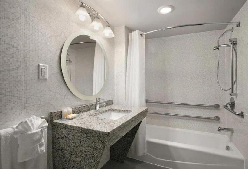 适合残疾人士使用的带超级大床的标准间, Comfort Inn Williamsburg Gateway