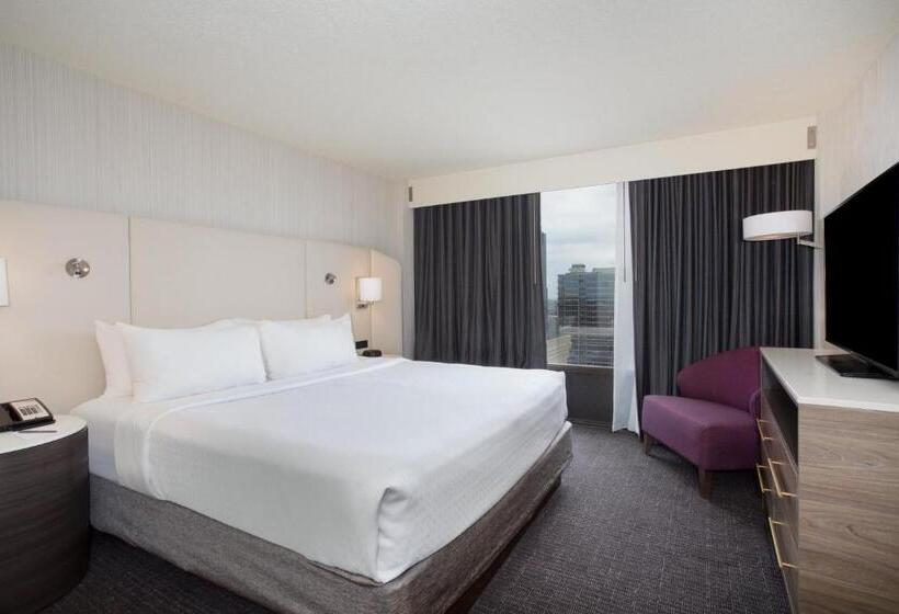 מיטת קינג בסוויטה, Crowne Plaza Kansas City Downtown, An Ihg