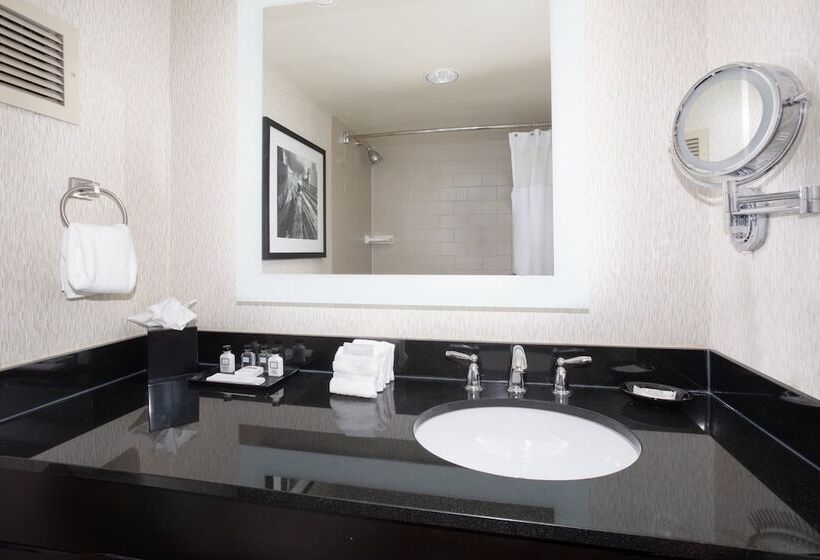 带2个双人床的标准工作室, Crowne Plaza Kansas City Downtown, An Ihg