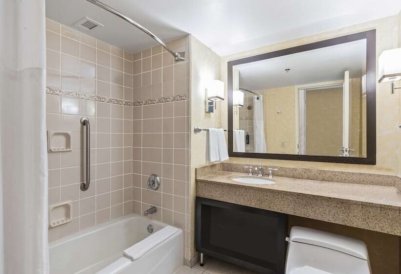 Номер Стандарт 2 Двуспальные Кровати, Doubletree By Hilton Charlotte Uptown