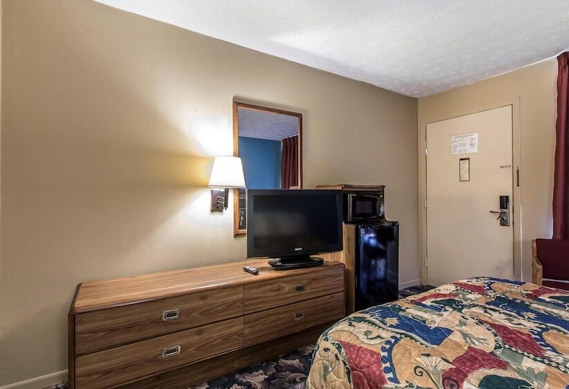 带2个双人床的标准工作室, Rodeway Inn Jackson