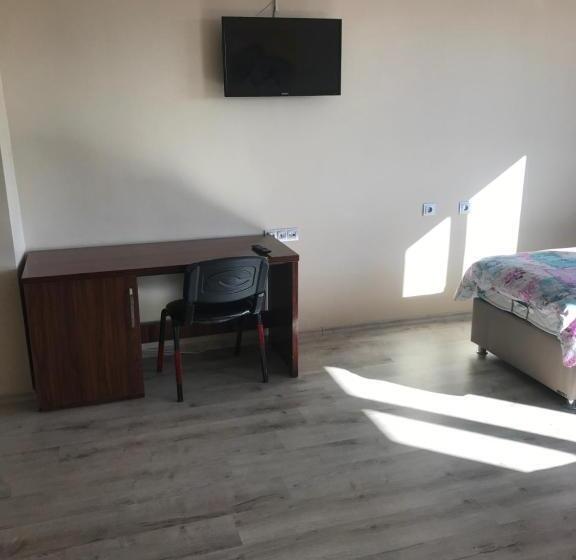 Quarto Quádruplo Estandar, Gunes Otel