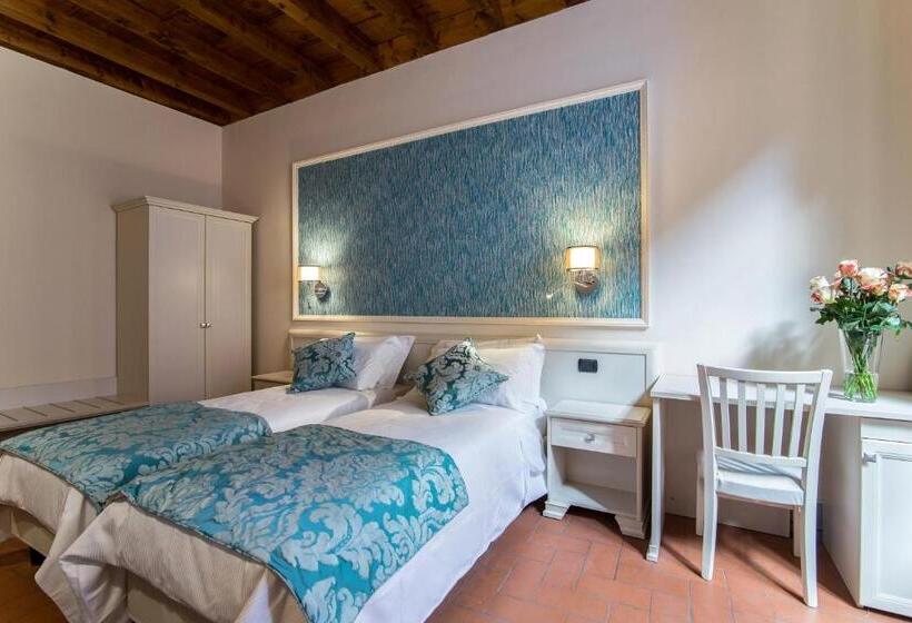 آپارتمان یک خوابه با دری مشترک که هال را جدا می کند., B&b Residenza Di Via Fontana