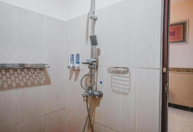 Номер Deluxe, Reddoorz Plus @ Tanjung Karang Lampung 2