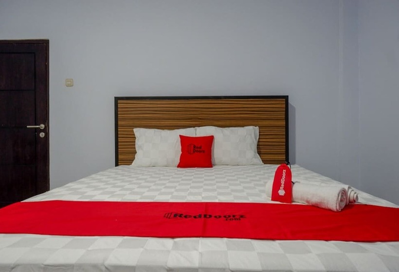 Номер Deluxe, Reddoorz Near Taman Kota Kendari