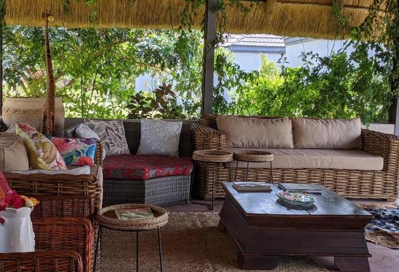 اتاق استاندارد با چشم‌انداز استخر, Sunbirds Chobe