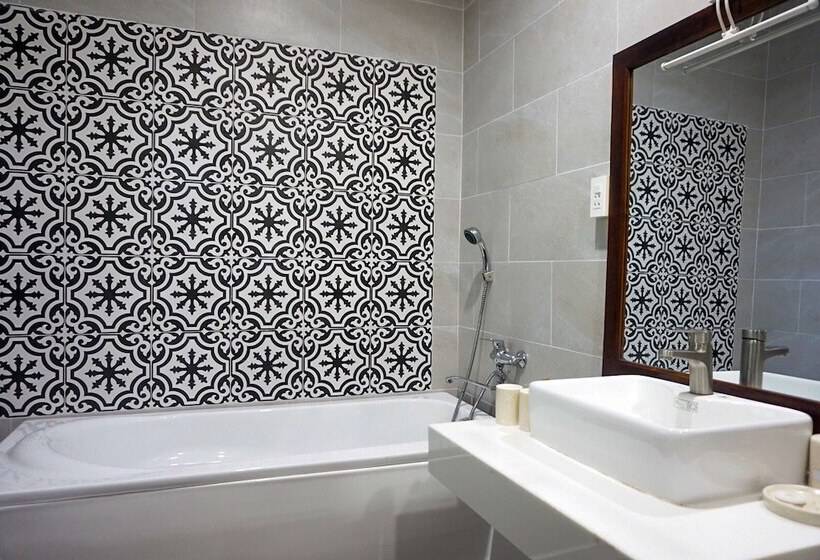 اتاق لوکس با چشم‌انداز استخر, Kingo Retreat Resort