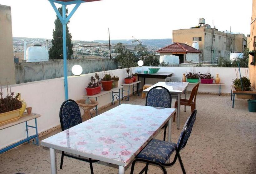 اتاق خانوادگی, The Blue House Gerasa