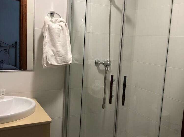 Номер Стандарт, Hostal Restaurante Reina