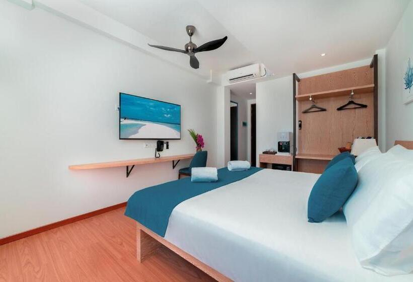 اتاق لوکس با بالکن و چشم‌انداز دریا, Ranthari Hotel And Spa Ukulhas Maldives