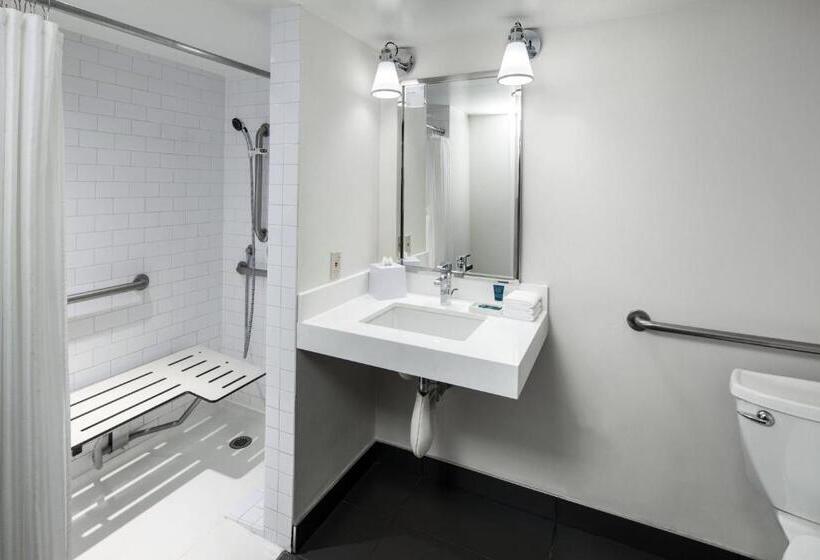 适合残疾人士使用的带超级大床的标准间, Four Points By Sheraton Los Angeles International Airport