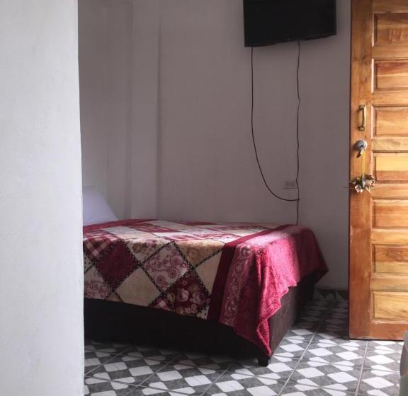 اتاق کلاسیک سه تخته, Matus Guest House